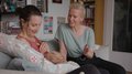 RichtigAnlegen_WSW2024 Hebamme berät eine stillende Mutter