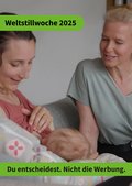 Stillende Frau wird von Hebamme beraten. Auf den Bild ist der Text "Weltstillwoche 2025" und "Du entscheidest. Nicht die Werbung." zu sehen. 