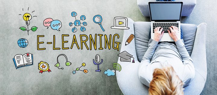 E-Learning Schriftzug und Person mit Laptop