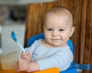 Baby mit Löffel