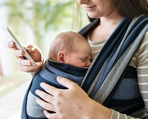 Frau mit Baby und Handy