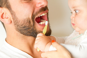 Baby putzt Papa die Zähne