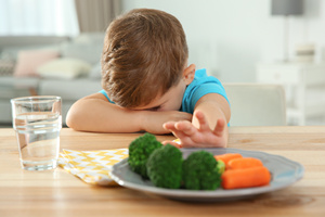 Junge will kein Gemüse