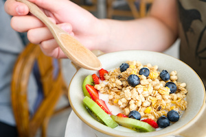 Schale mit Müsli und buntem Obst 