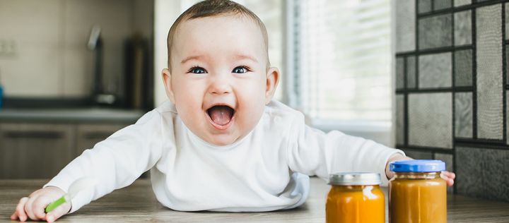 Baby mit Breigläschen