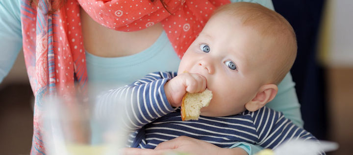 Baby isst Brot