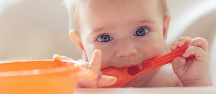 Baby lutscht Löffel