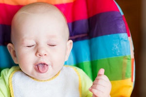Baby streckt Zunge raus