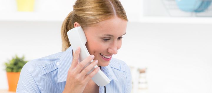 Frau am Telefon