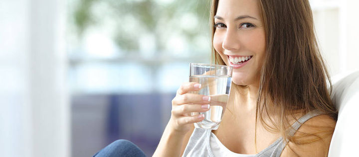 Frau mit Wasserglas