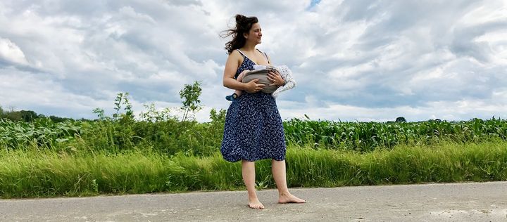 Frau stillt auf Feldweg