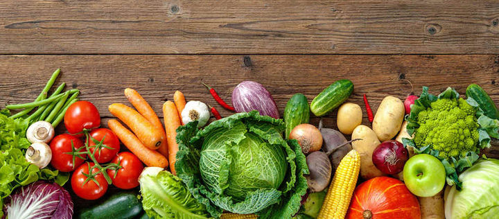 Gemüse auf Holztisch