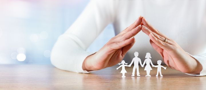 Hände wie Dach über Familie