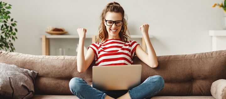 Glückliche Frau am Laptop