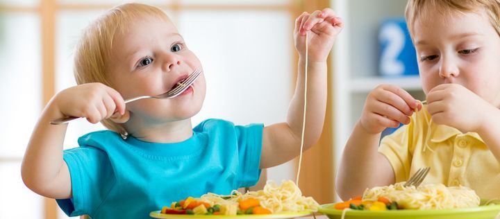 Kleinkinder essen Spaghetti