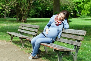 Schwangere auf Parkbank