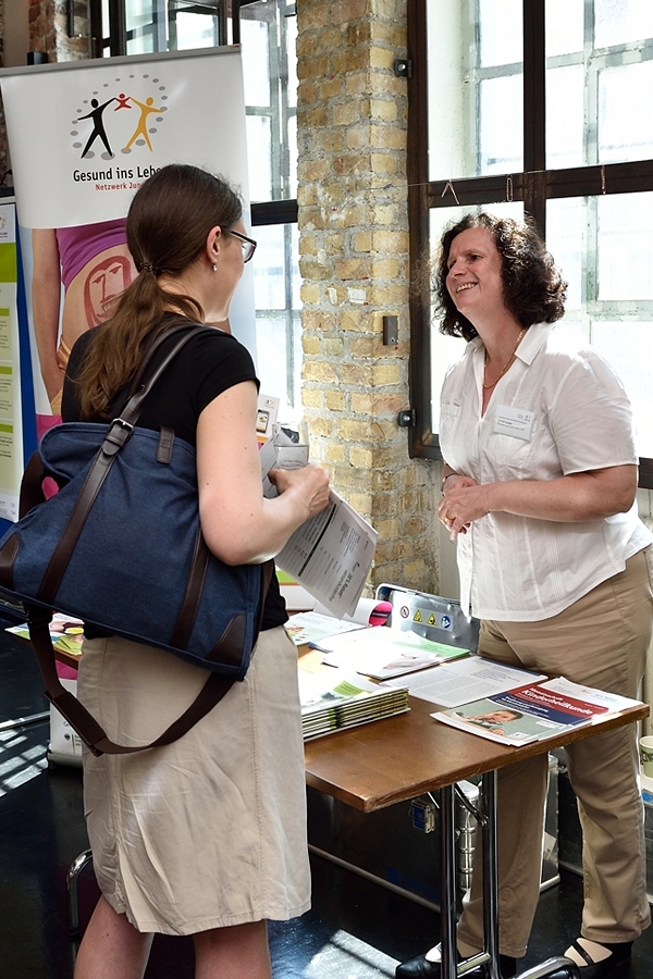 Infostand mit zwei Frauen