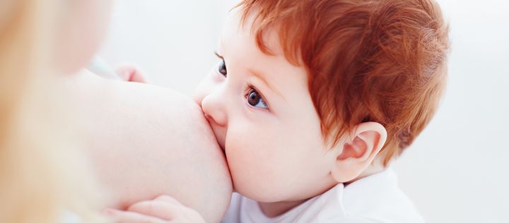 Baby wird gestillt
