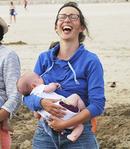 Frau am Strand stillt